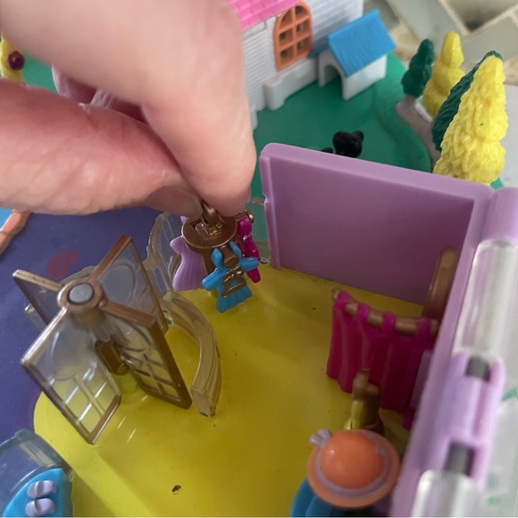 Polly Pocket Vintage 1996 Magical
Movin Pollyville Playset Boutique
House Toy - Picture 11 of 11